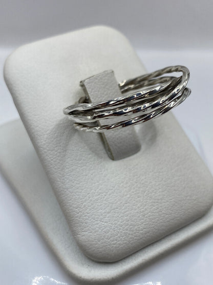 Detalle lateral del anillo mostrando los tres eslabones de plata .925 con pulido brillante