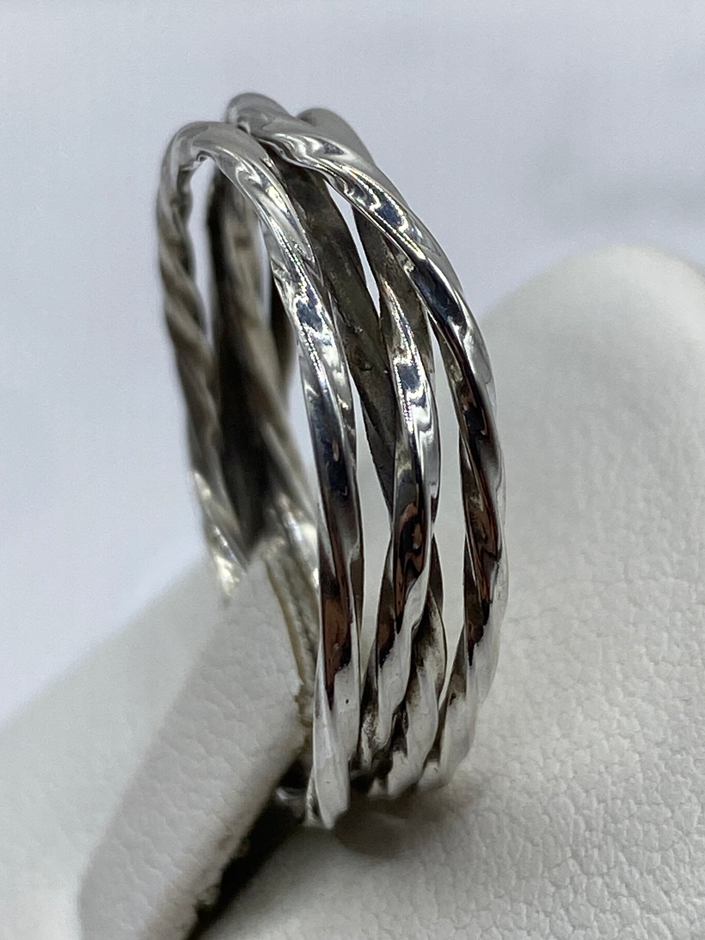 Anillo en la mano mostrando el movimiento fluido de los eslabones entrelazados
