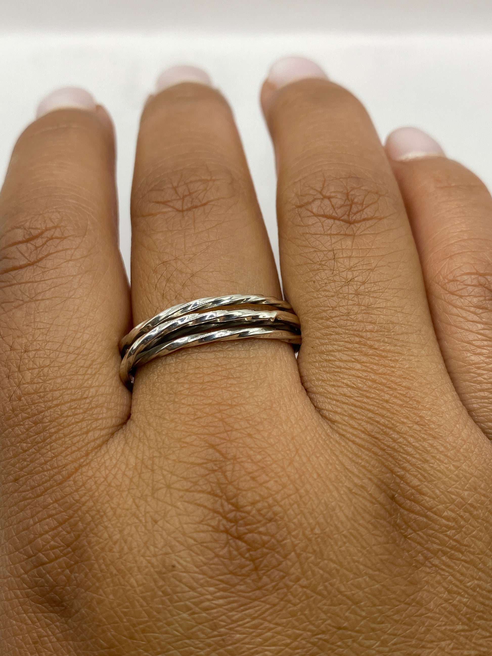 Anillo sobre superficie oscura con sello 925 visible, peso 4.0 gramos