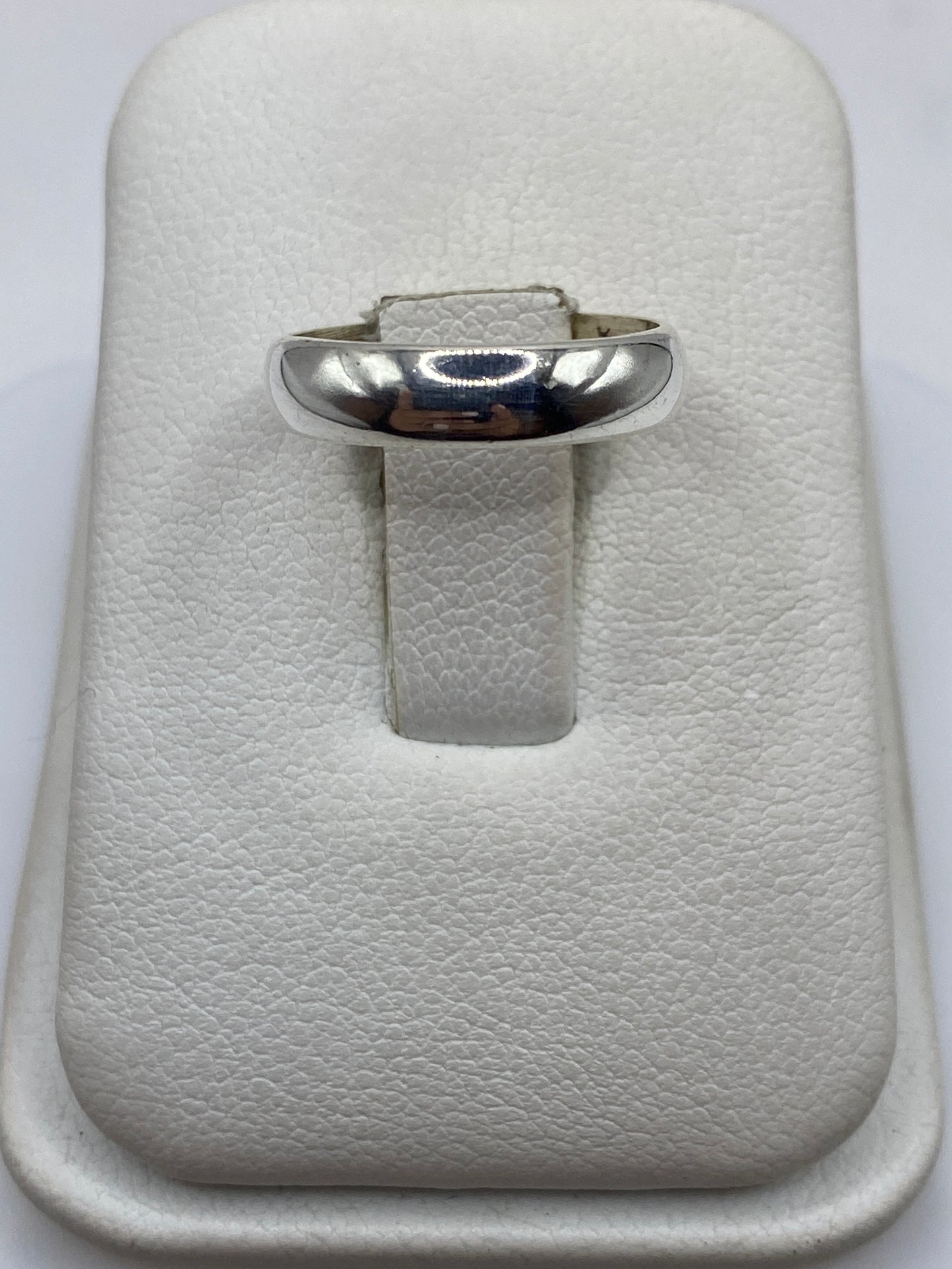 Anillo banda de plata pulida .925 en estuche blanco, vista superior
