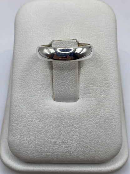 Anillo banda de plata pulida .925 en estuche blanco, vista superior