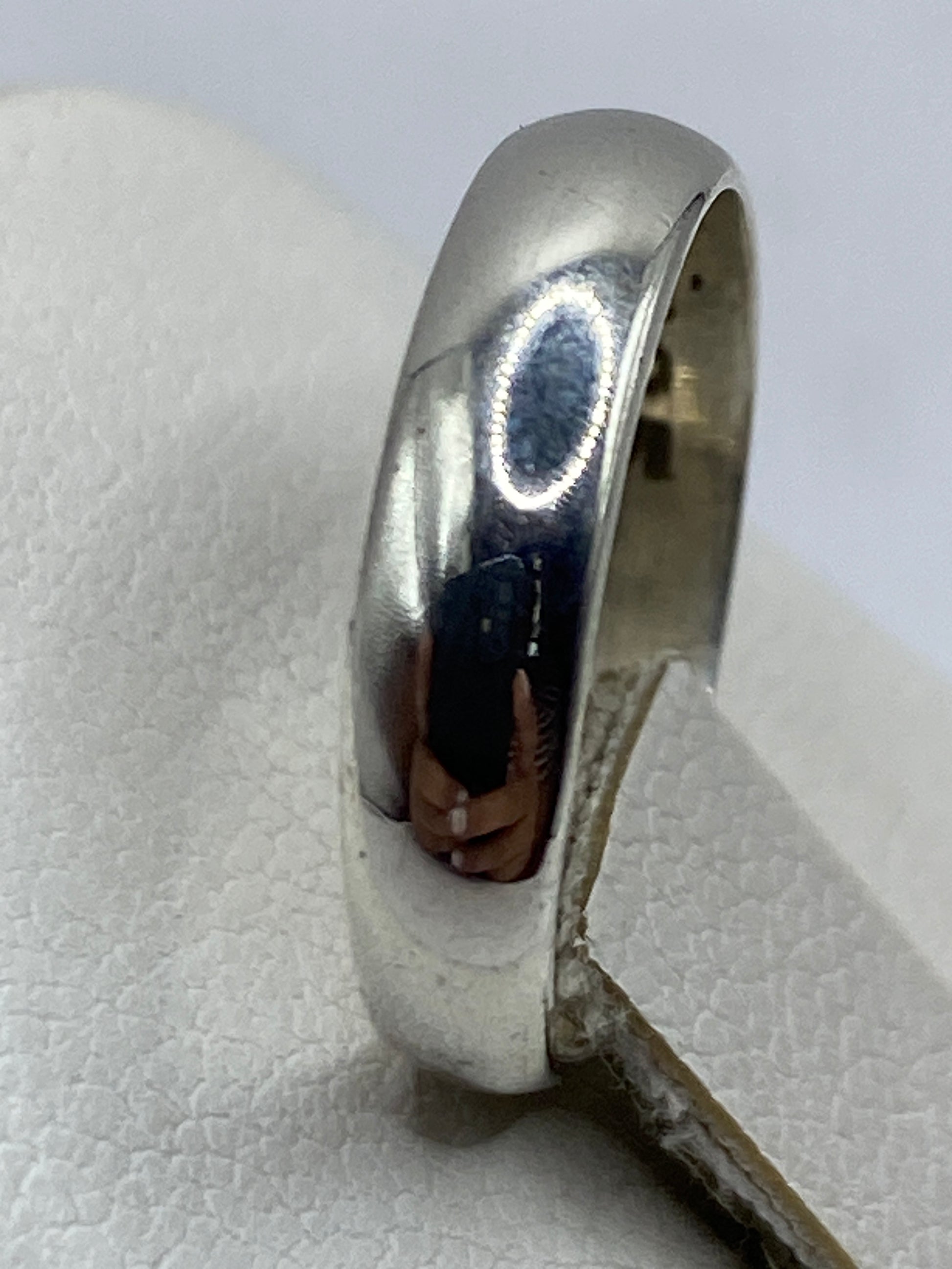 Vista lateral del anillo banda de plata con sello .925 MEXICO grabado
