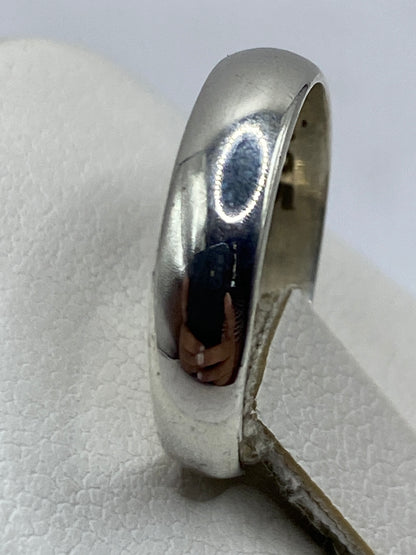 Vista lateral del anillo banda de plata con sello .925 MEXICO grabado