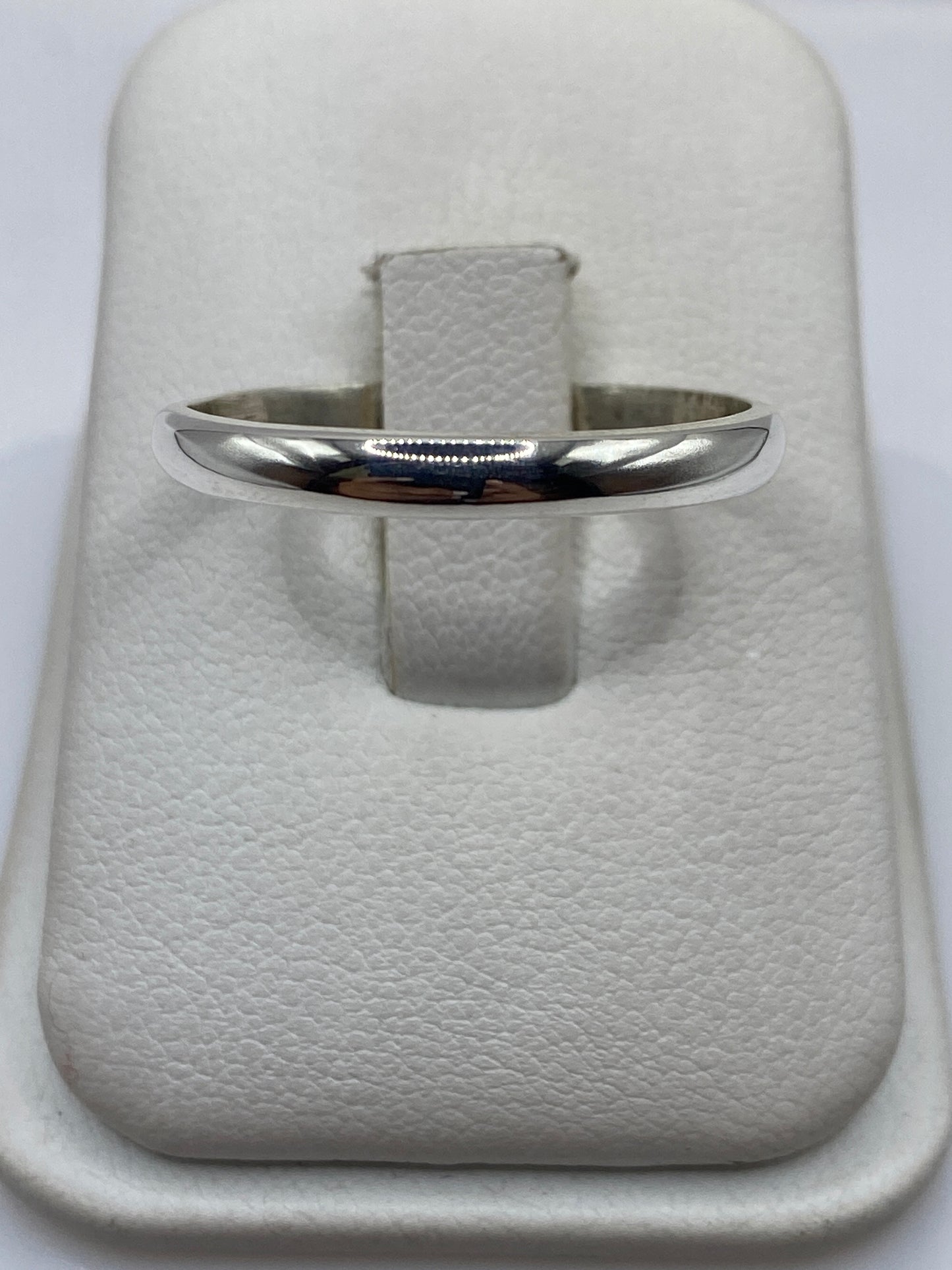 Anillo de plata .925 banda pulida minimalista en estuche blanco