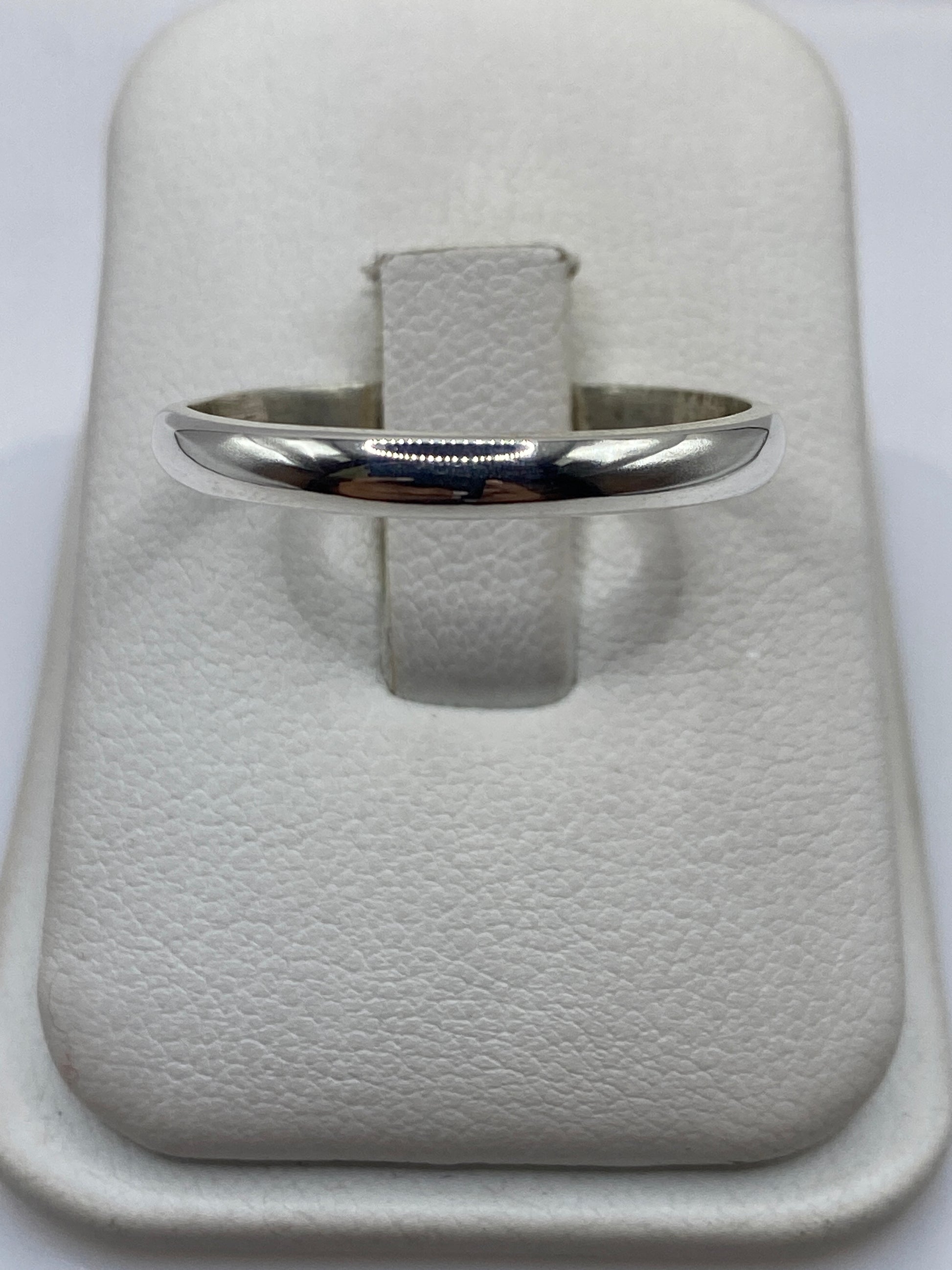 Anillo de plata .925 banda pulida minimalista en estuche blanco