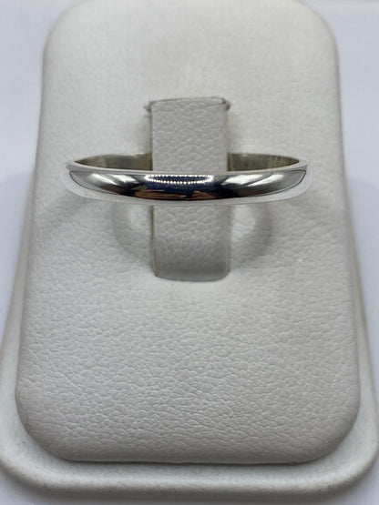 Anillo de plata .925 banda pulida minimalista en estuche blanco