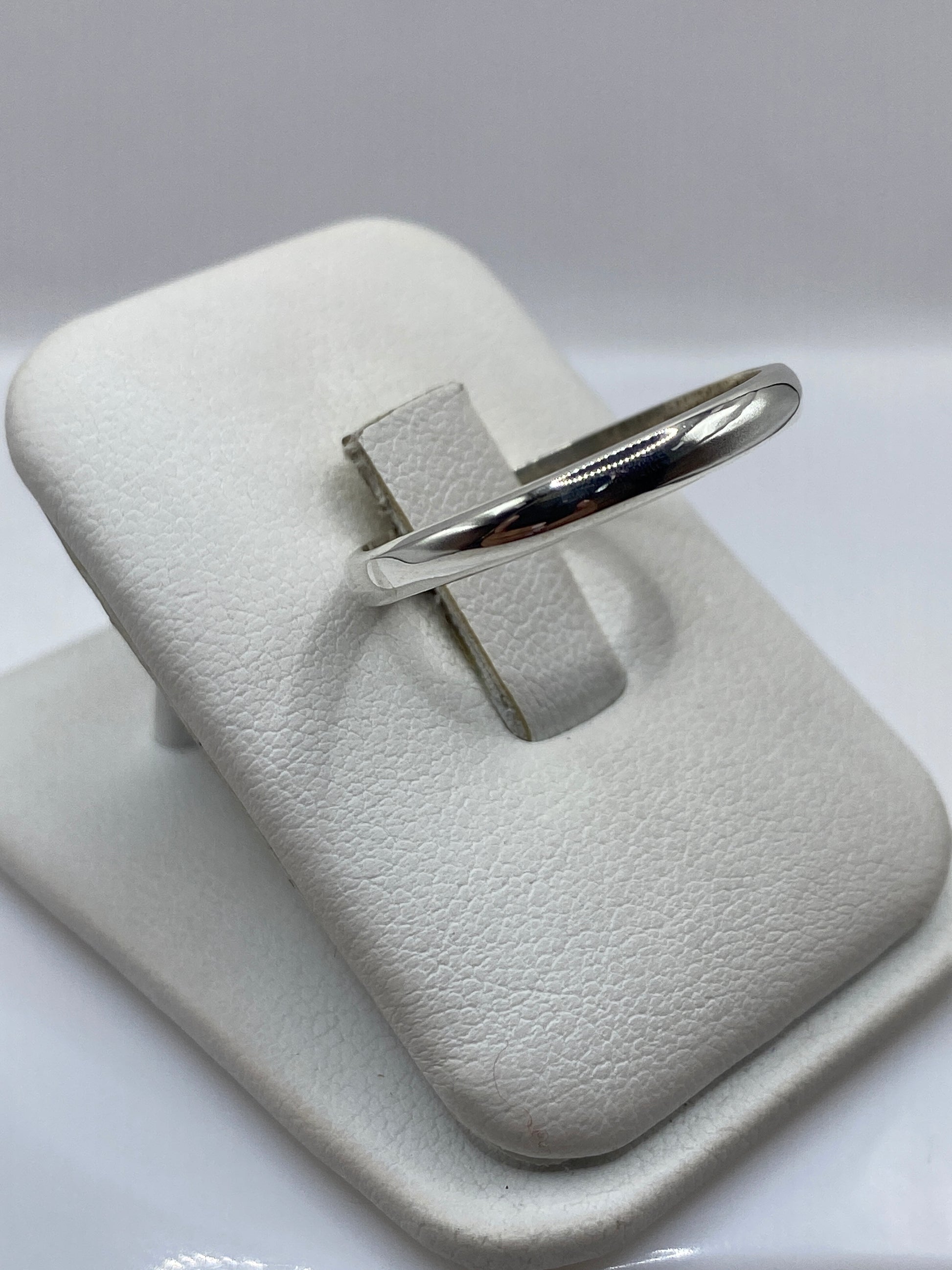 Detalle de la banda pulida espejo del anillo de plata en vista lateral