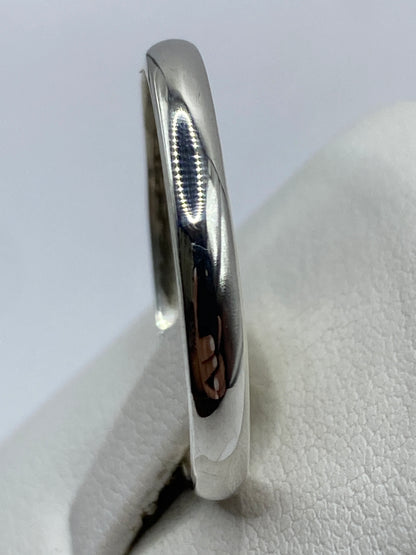Anillo de plata pura puesto en el dedo mostrando el acabado brillante