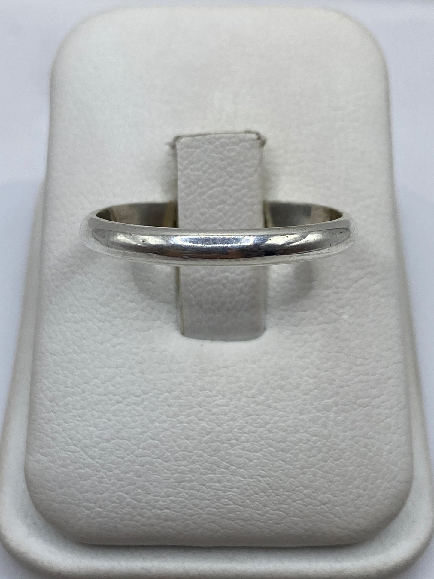 Anillo banda de plata .925 pulida en la mano, talla 11, diseño minimalista