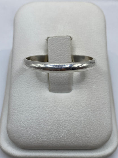 Anillo banda de plata .925 pulida en la mano, talla 11, diseño minimalista