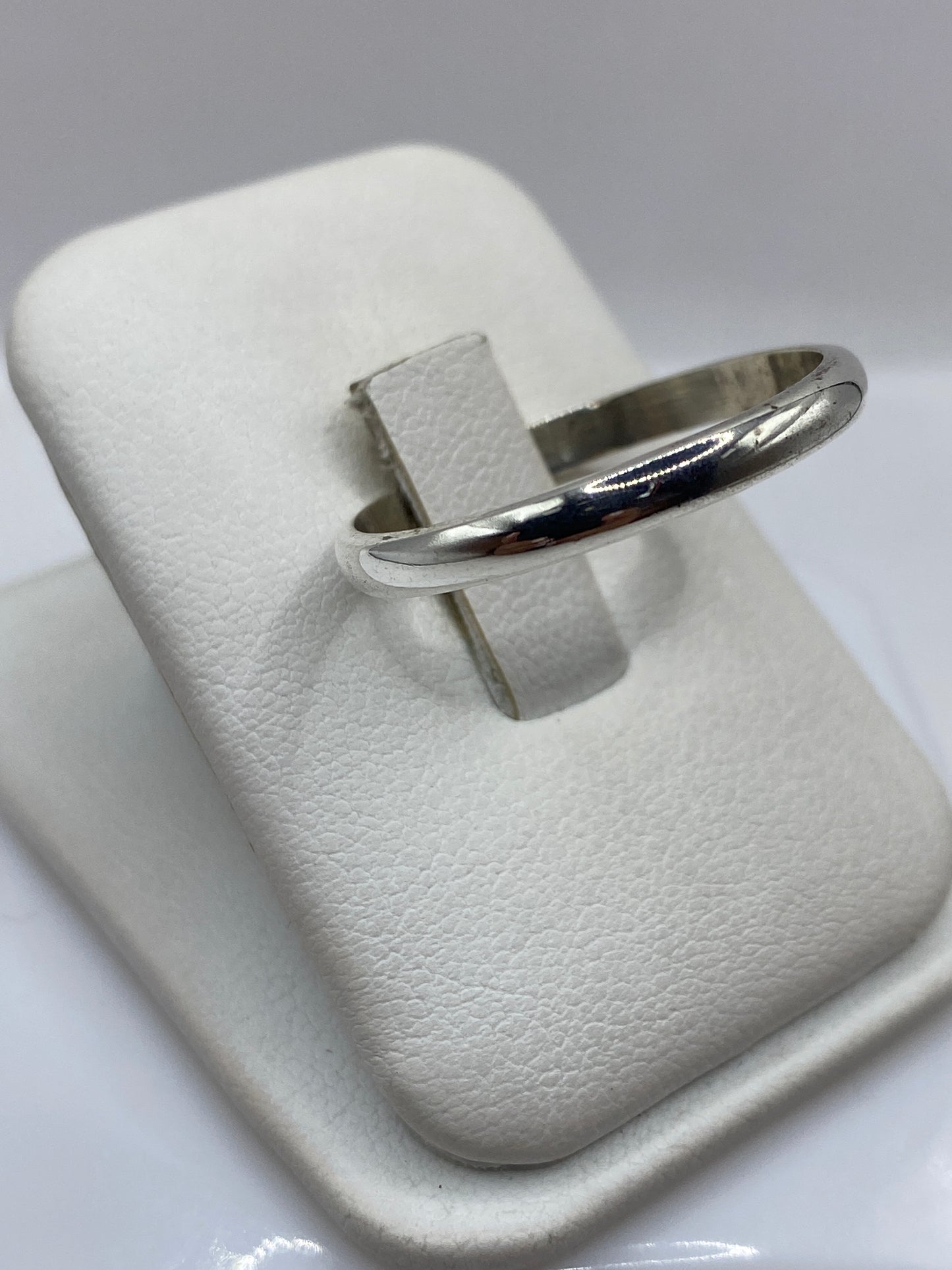 Detalle lateral del anillo de plata .925 mostrando acabado pulido