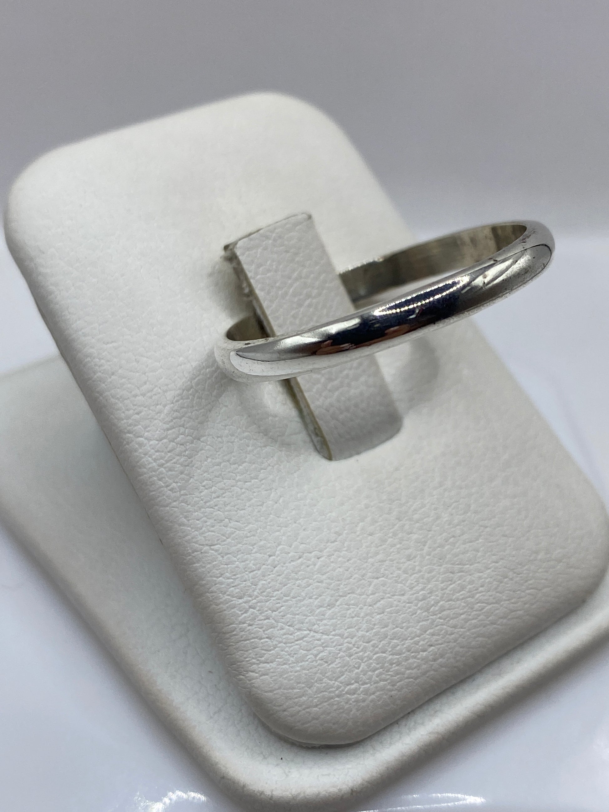 Detalle lateral del anillo de plata .925 mostrando acabado pulido