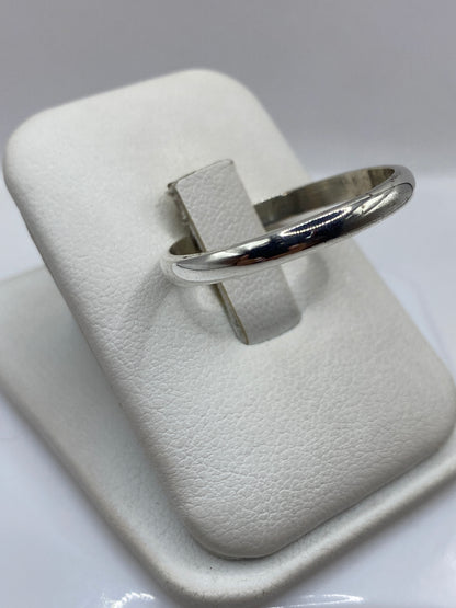 Detalle lateral del anillo de plata .925 mostrando acabado pulido