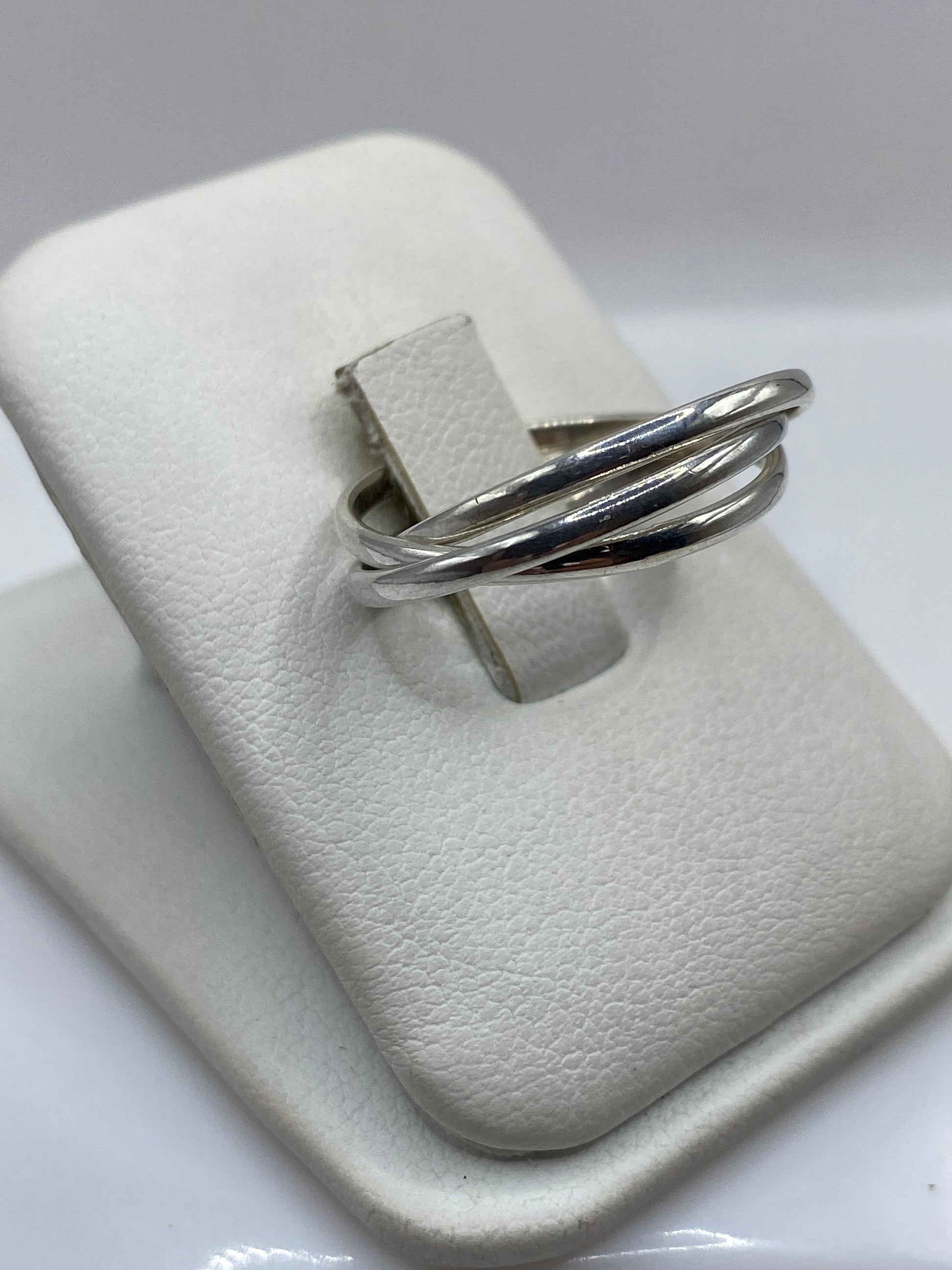 Vista lateral del anillo minimalista de bandas en plata .925