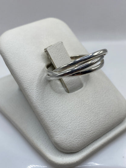 Vista lateral del anillo minimalista de bandas en plata .925