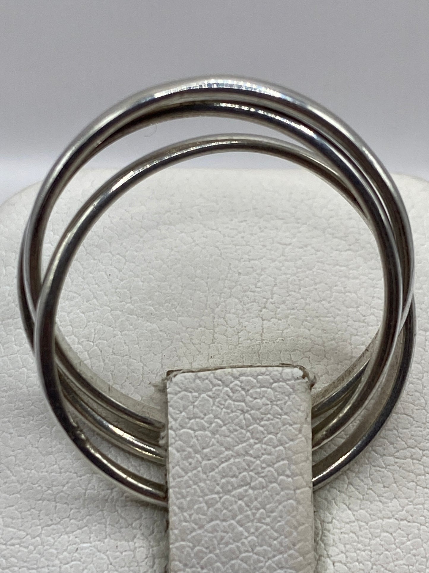 Detalle frontal del anillo mostrando las bandas entrelazadas