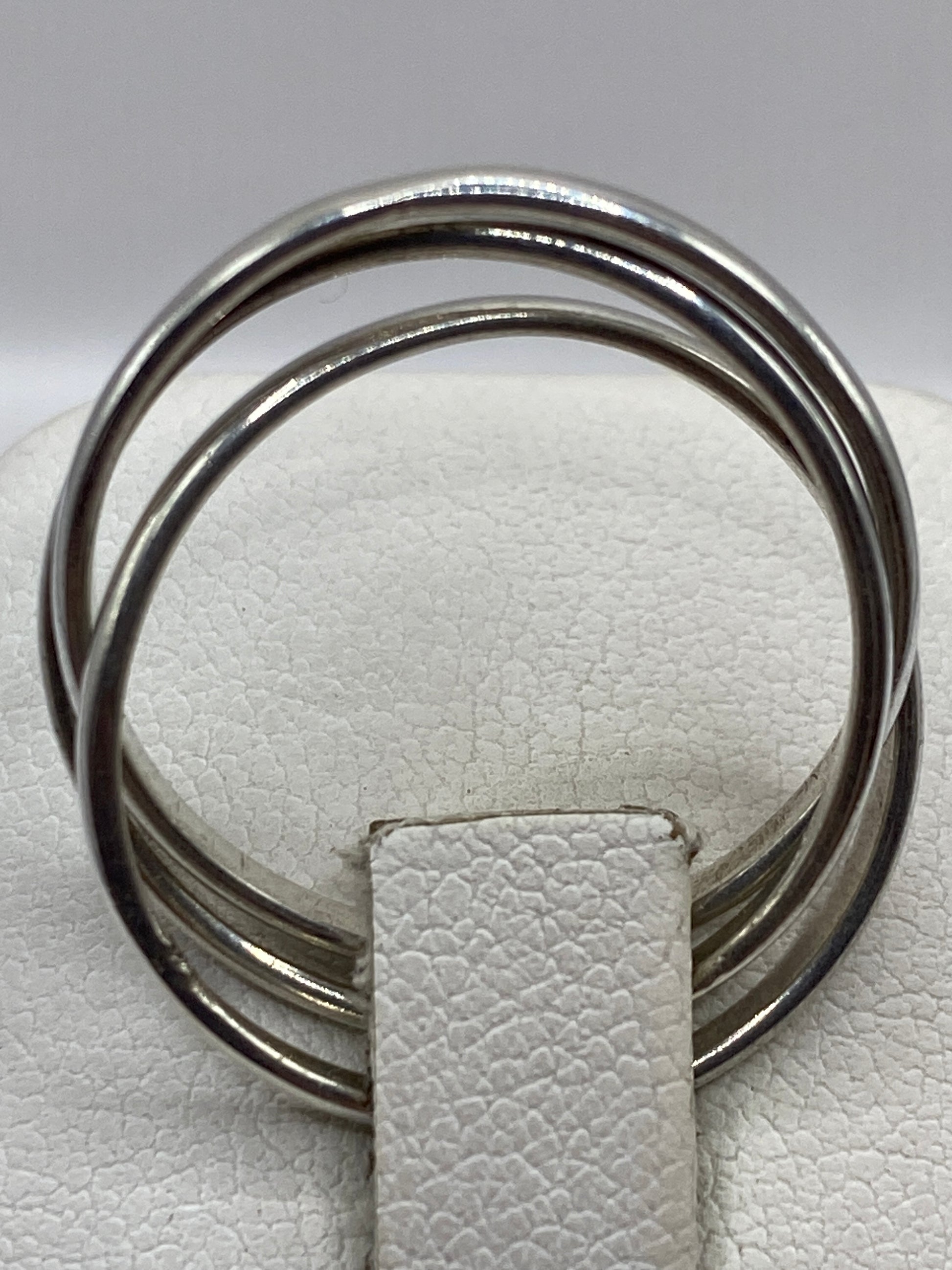 Detalle frontal del anillo mostrando las bandas entrelazadas