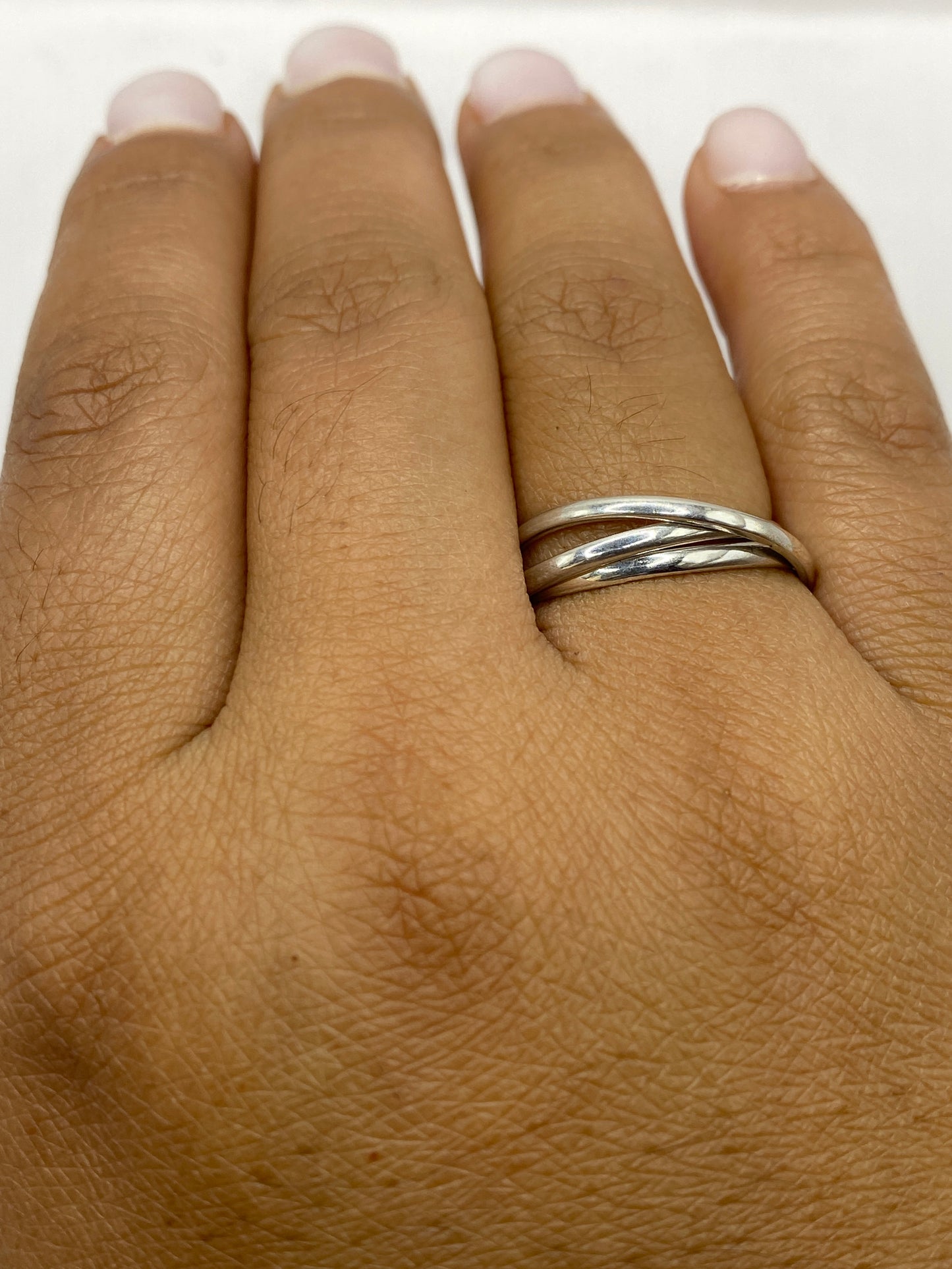 Anillo sobre fondo blanco mostrando el sello 925 MEXICO