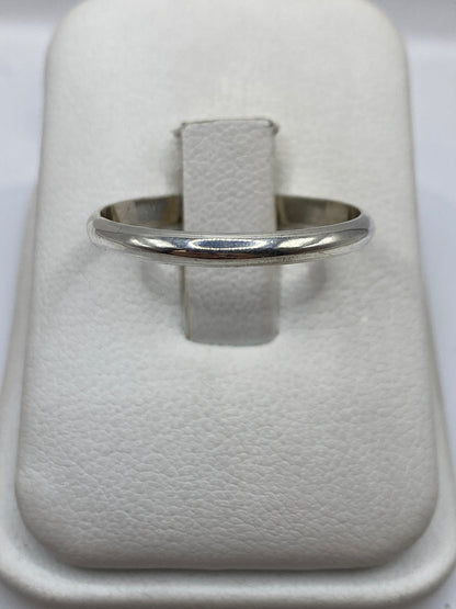 Anillo banda de plata .925 pulido en mano de mujer mostrando el pulido brillante