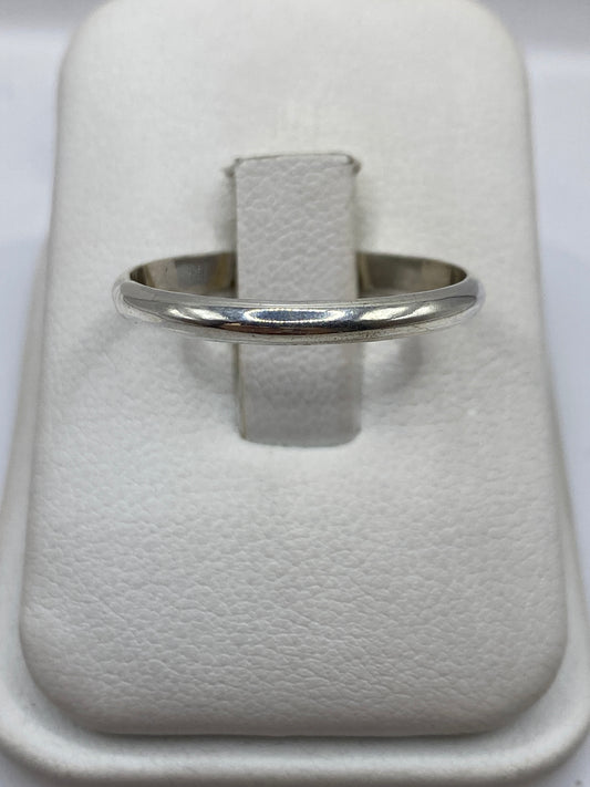 Anillo banda de plata .925 pulido en mano de mujer mostrando el pulido brillante
