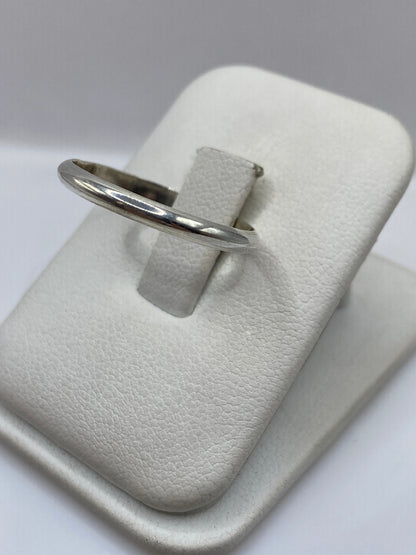 Vista lateral del anillo minimalista de plata en dedo anular