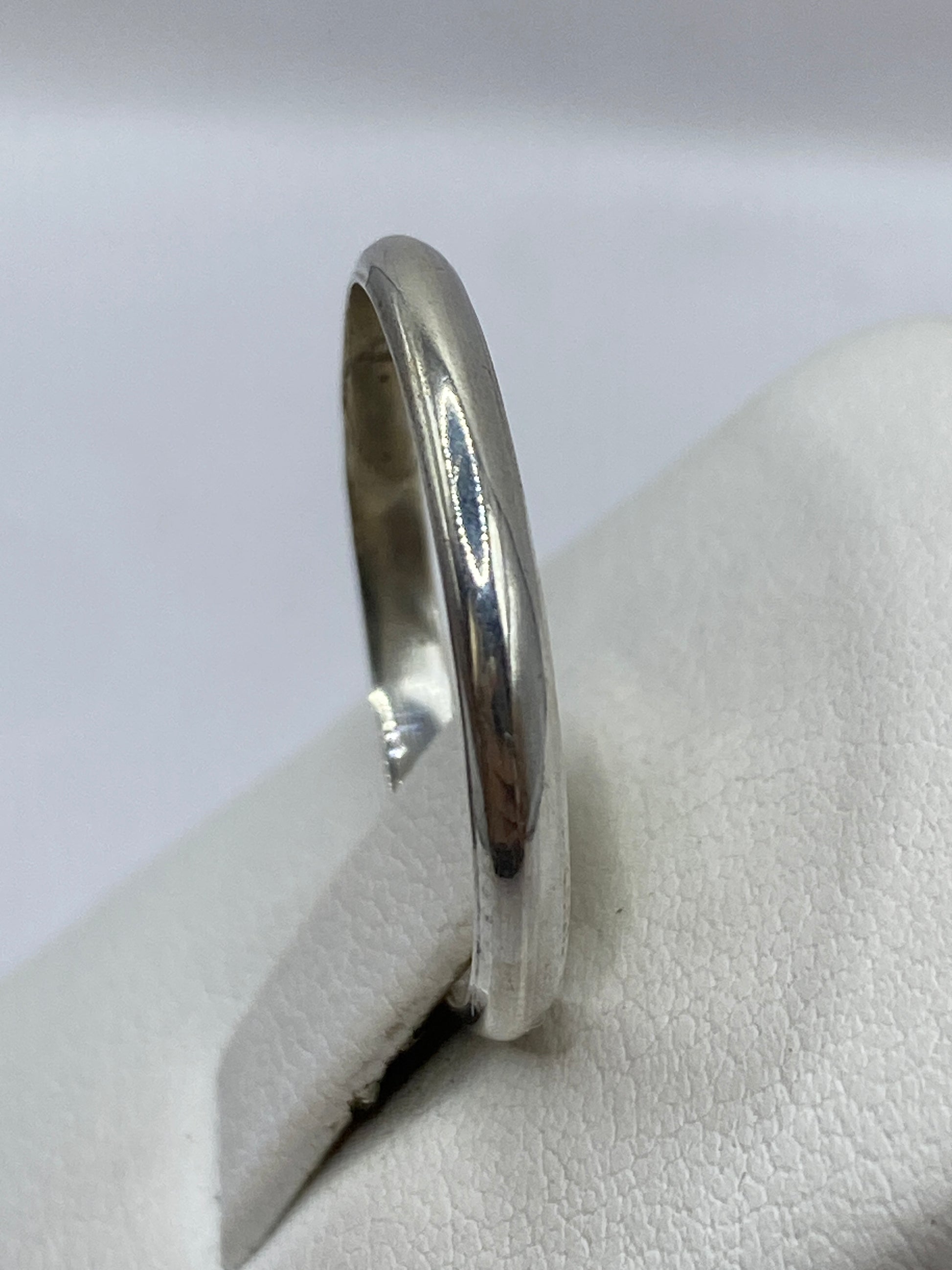 Detalle del anillo banda clásico mostrando el acabado pulido y el sello .925