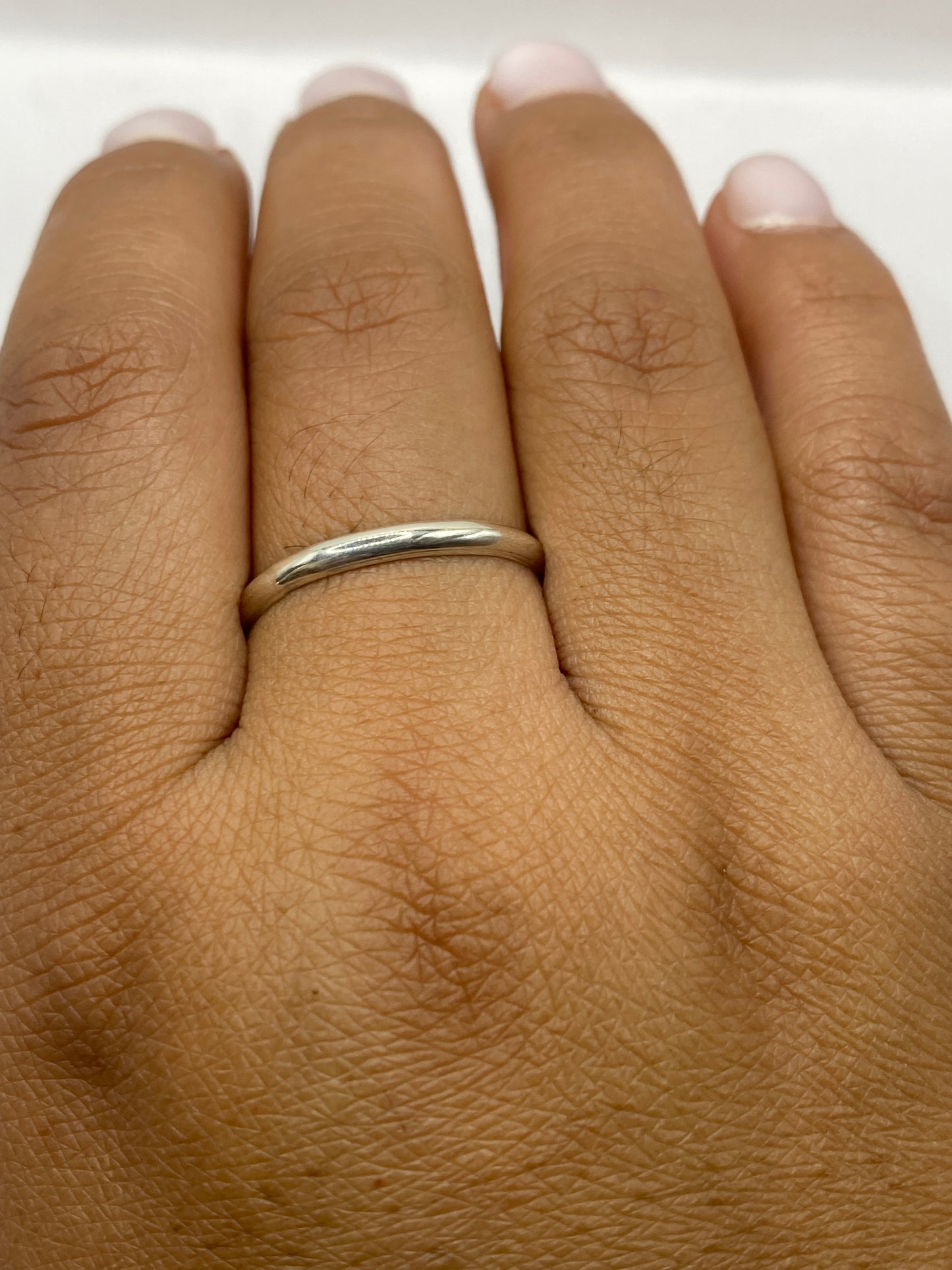 Anillo de plata de 3 mm de ancho sobre fondo blanco