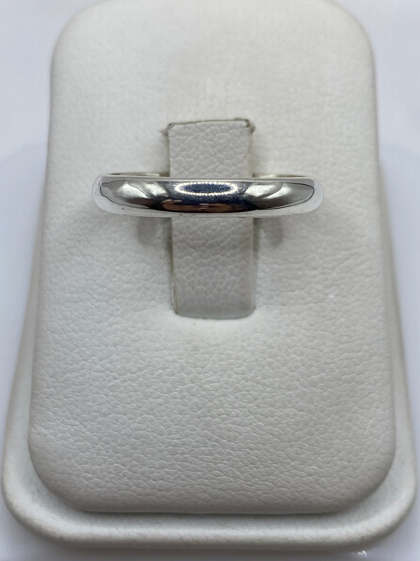 Anillo banda de plata .925 pulida, liso y minimalista en joyero