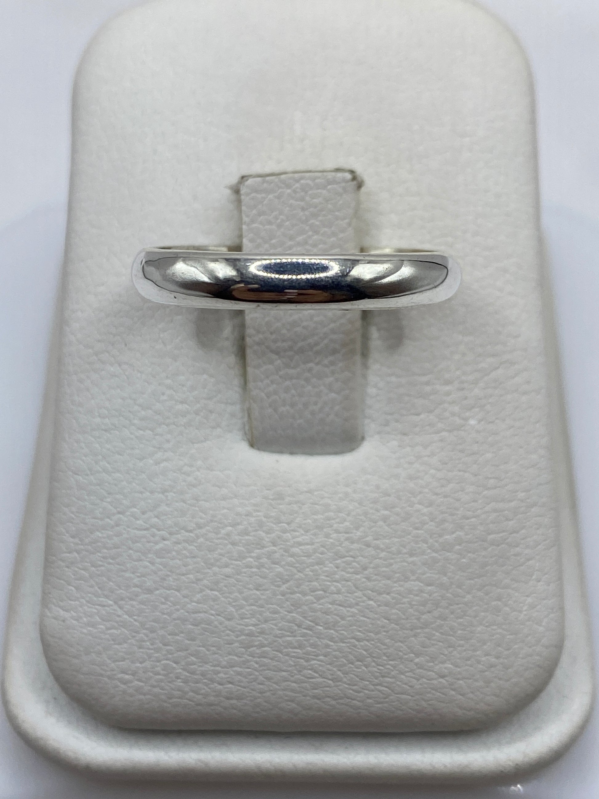 Anillo banda de plata .925 pulida, liso y minimalista en joyero