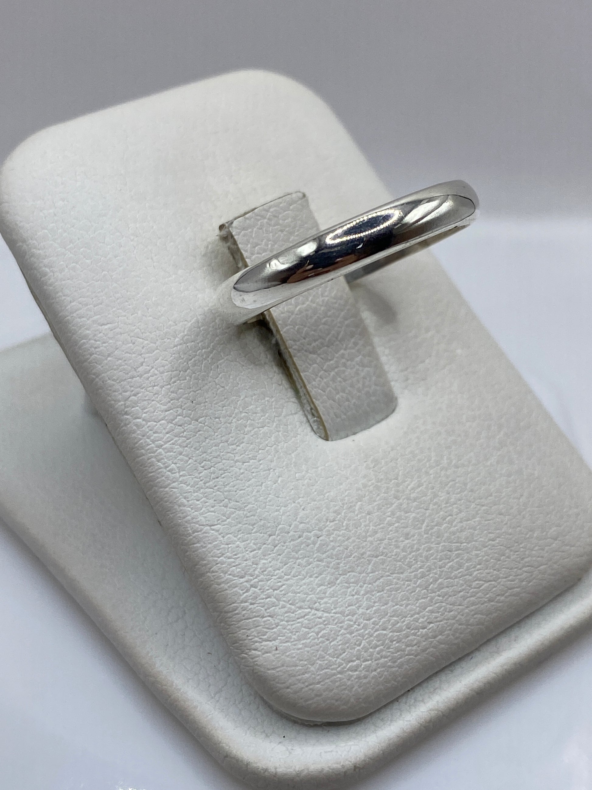 Detalle lateral del anillo banda mostrando el pulido espejo y el espesor