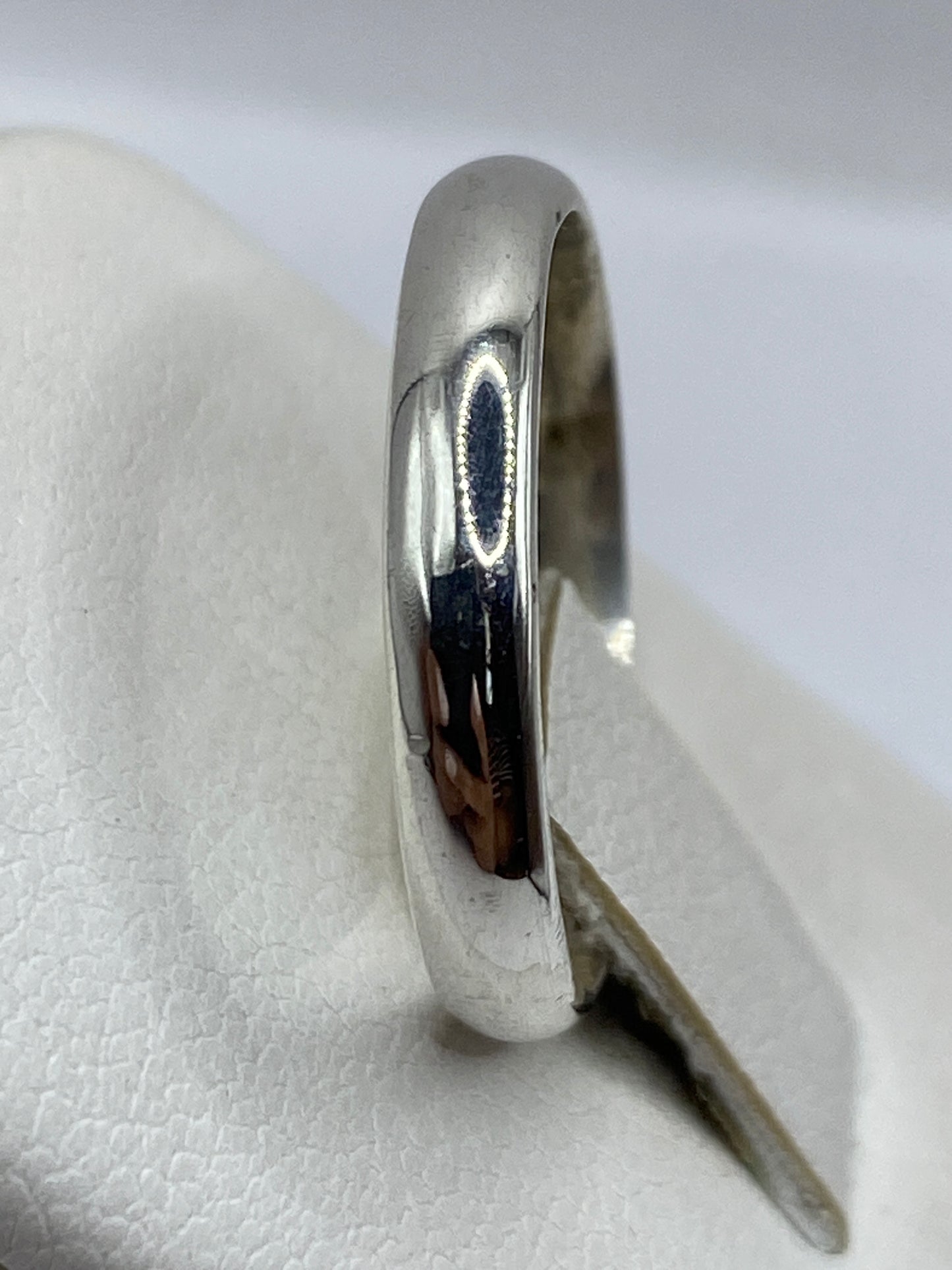 Anillo de plata en uso, puesto en dedo con sello .925 visible