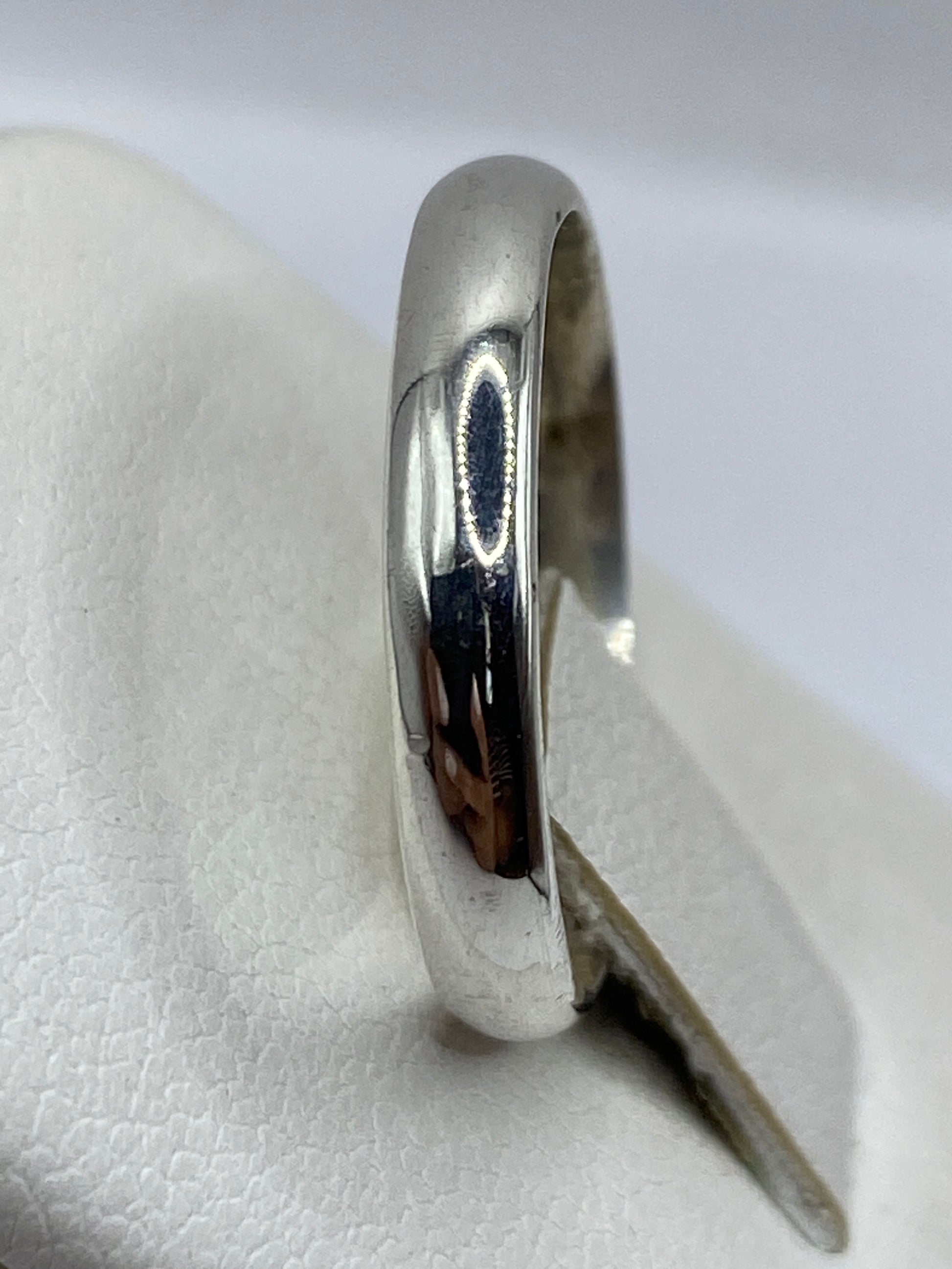 Anillo de plata en uso, puesto en dedo con sello .925 visible