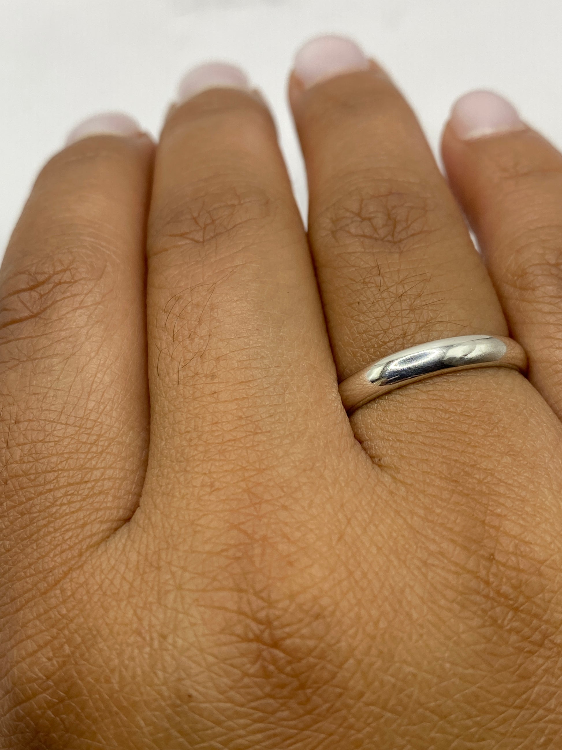 Anillo banda sobre fondo blanco mostrando acabado brillante uniforme