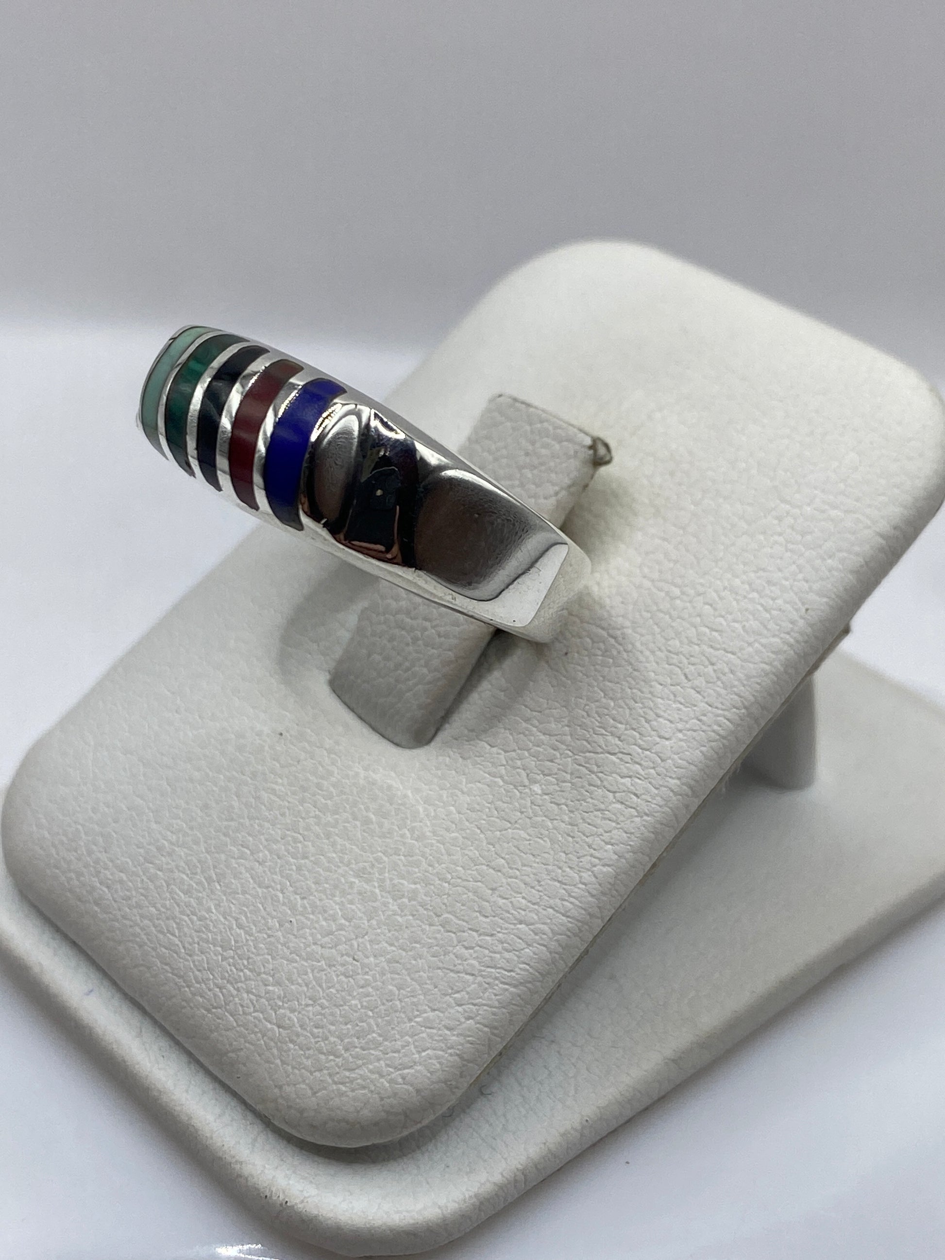 Vista frontal del anillo geométrico multicolor en plata .925 sobre fondo blanco