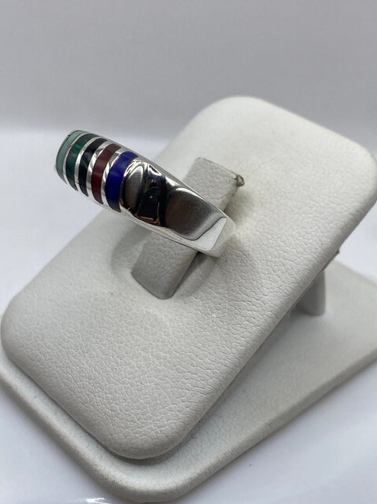 Vista frontal del anillo geométrico multicolor en plata .925 sobre fondo blanco