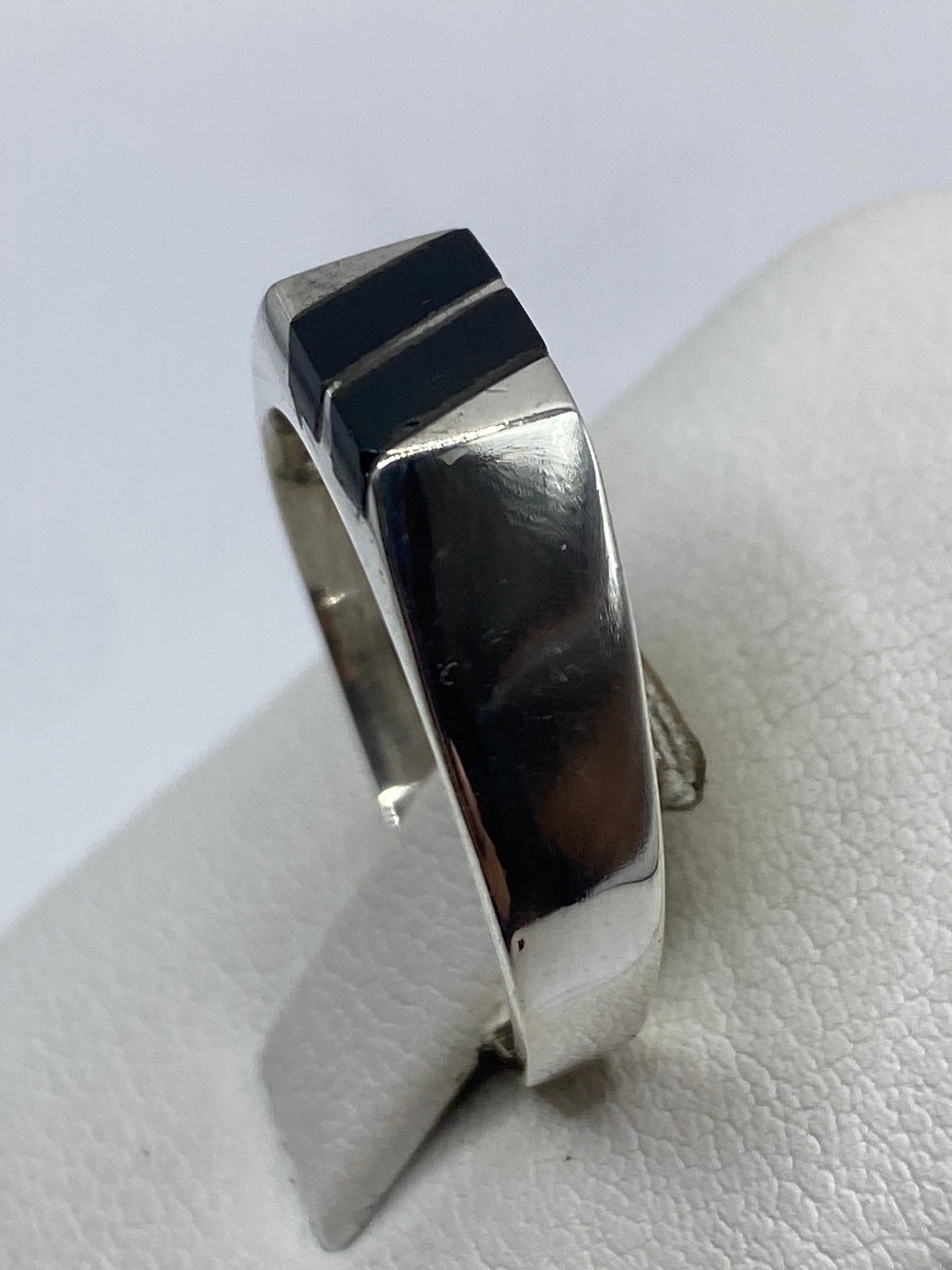 Anillo de onix sobre fondo blanco con sello 925 MEXICO visible en el interior