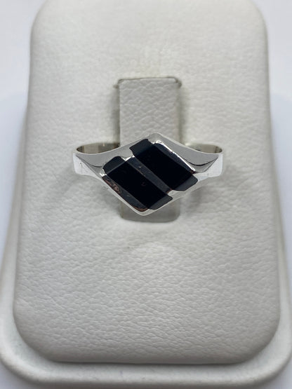 Anillo de plata con ónix negro pulido en estuche blanco