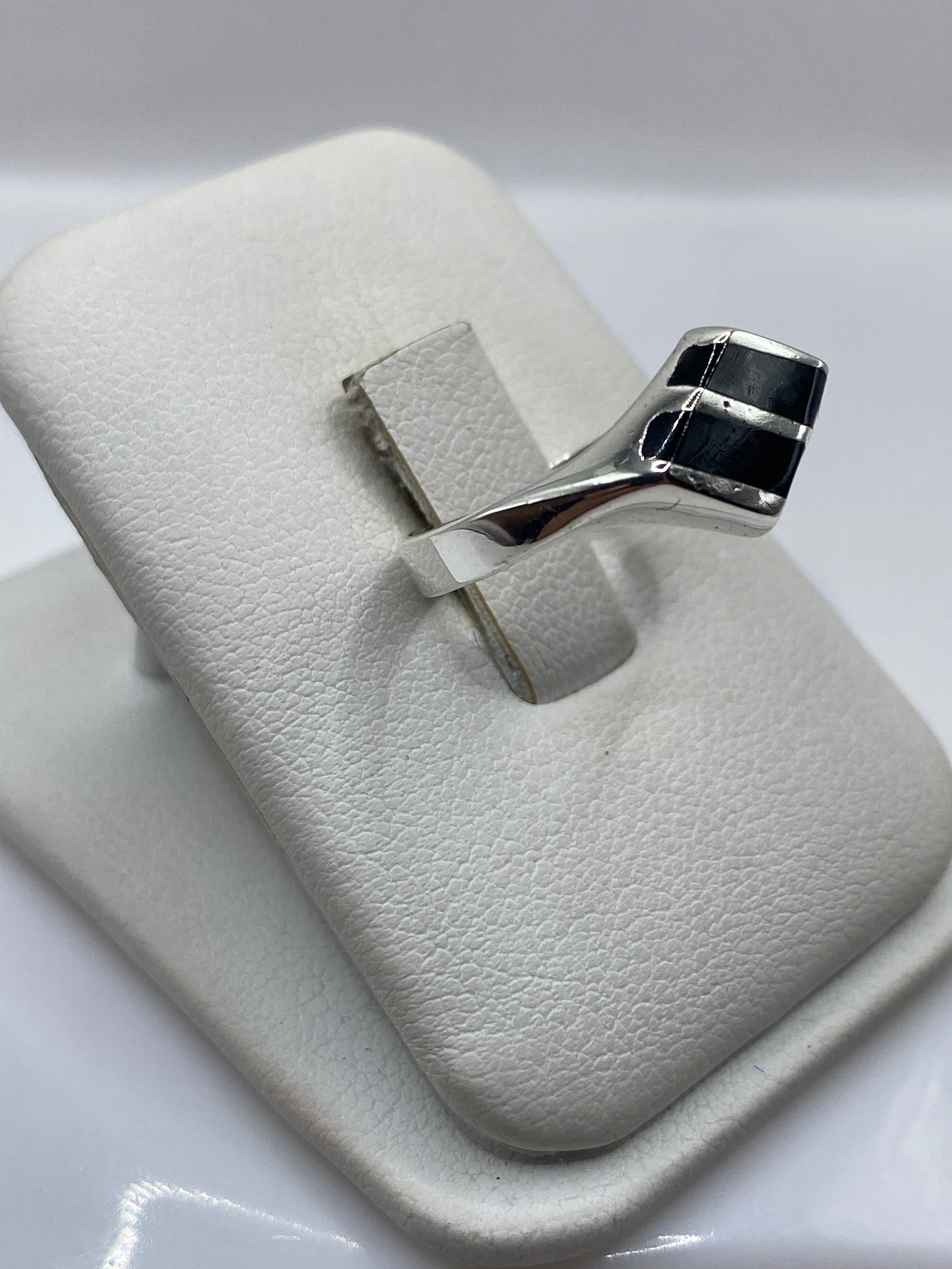 Vista lateral del anillo solitario minimalista en plata .925
