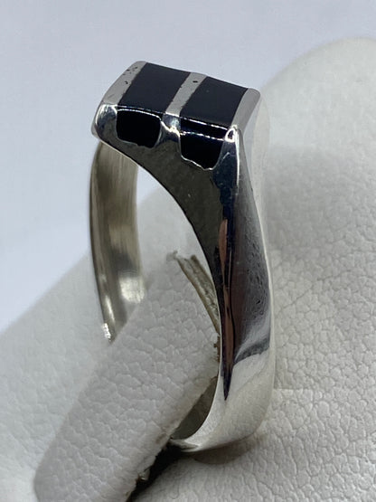 Detalle del engaste del ónix negro en anillo de plata pulida