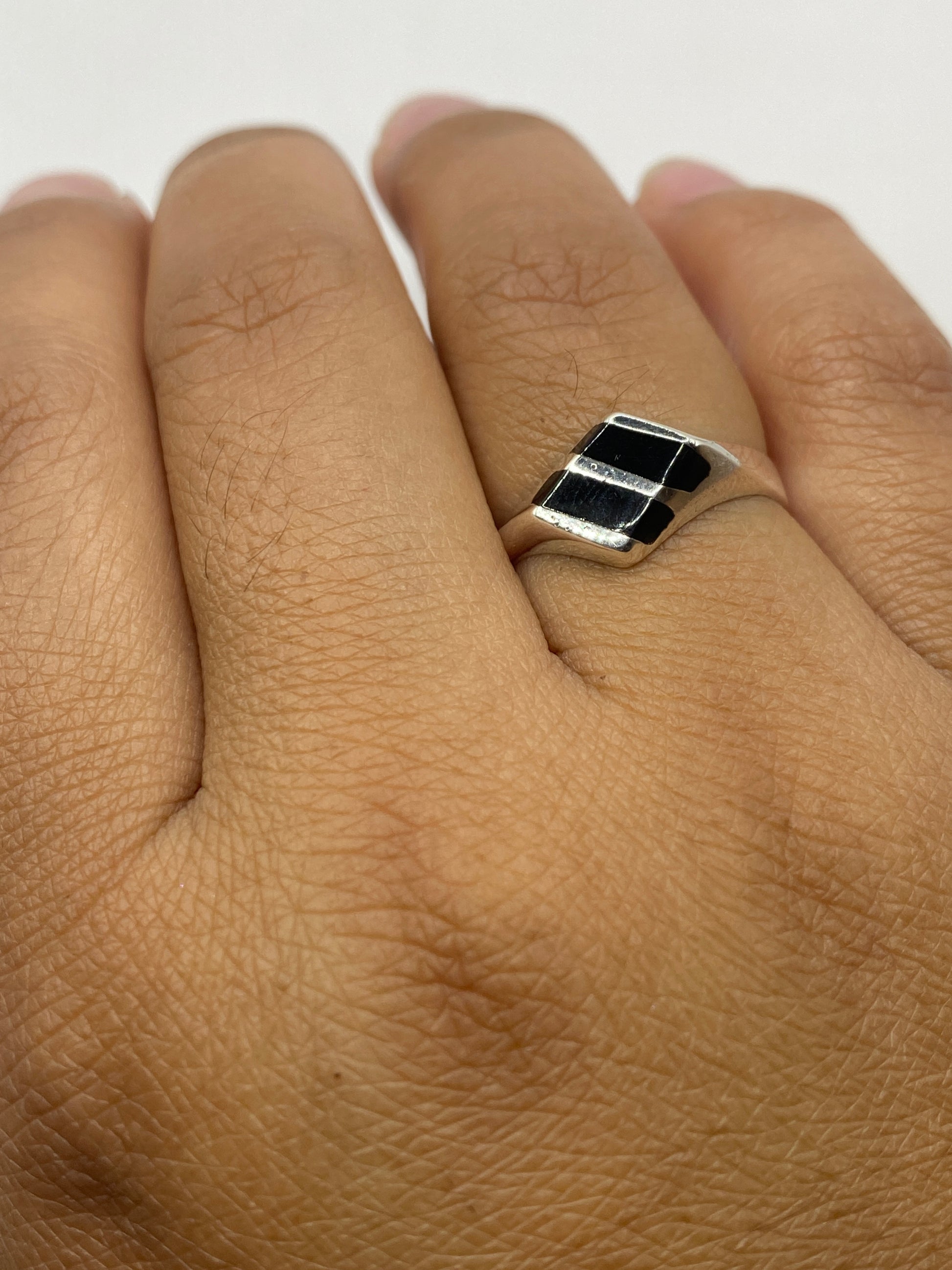 Anillo con ónix en dedo mostrando el diseño elegante y discreto
