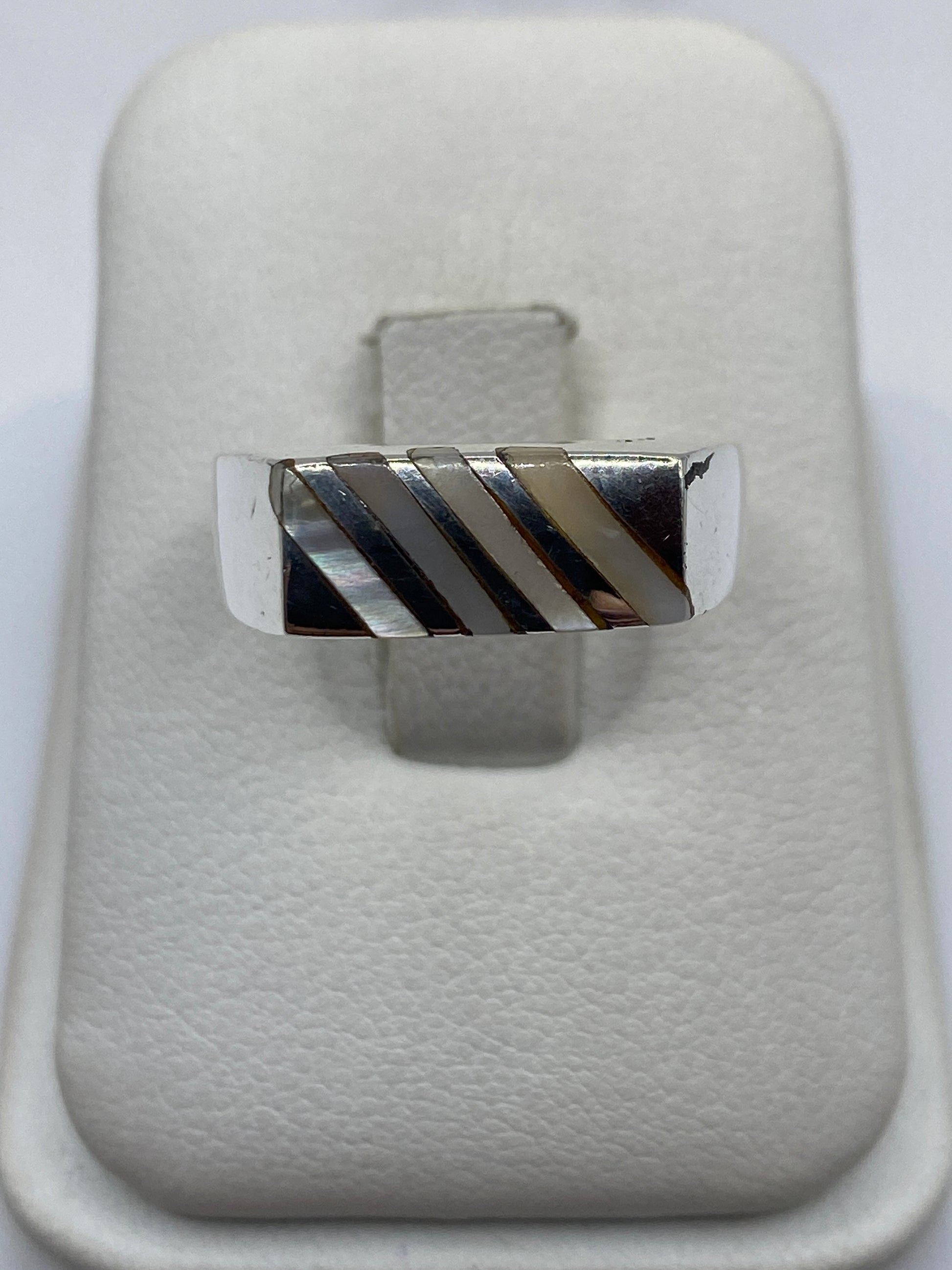 Anillo de plata .925 con perla blanca engastada, banda con detalle de espiga diagonal