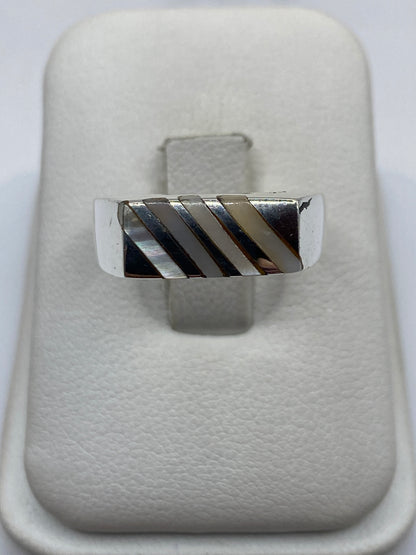 Anillo de plata .925 con perla blanca engastada, banda con detalle de espiga diagonal