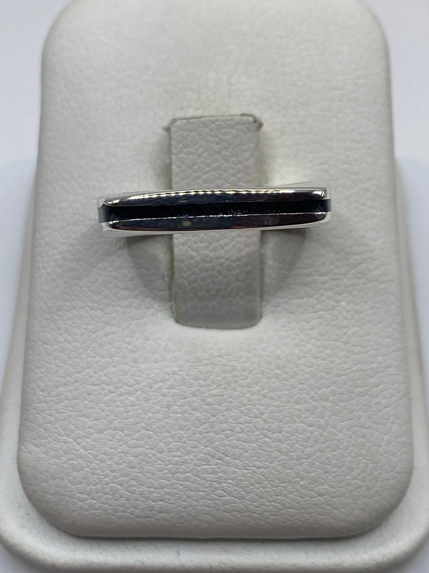 Anillo de plata .925 con ónix negro pulido, talla 8, sobre cojín blanco
