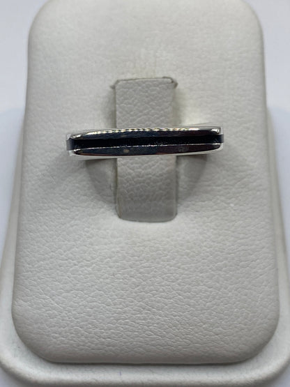 Anillo de plata .925 con ónix negro pulido, talla 8, sobre cojín blanco