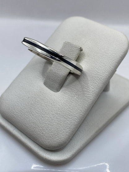 Vista lateral del anillo minimalista en plata con banda recta negra
