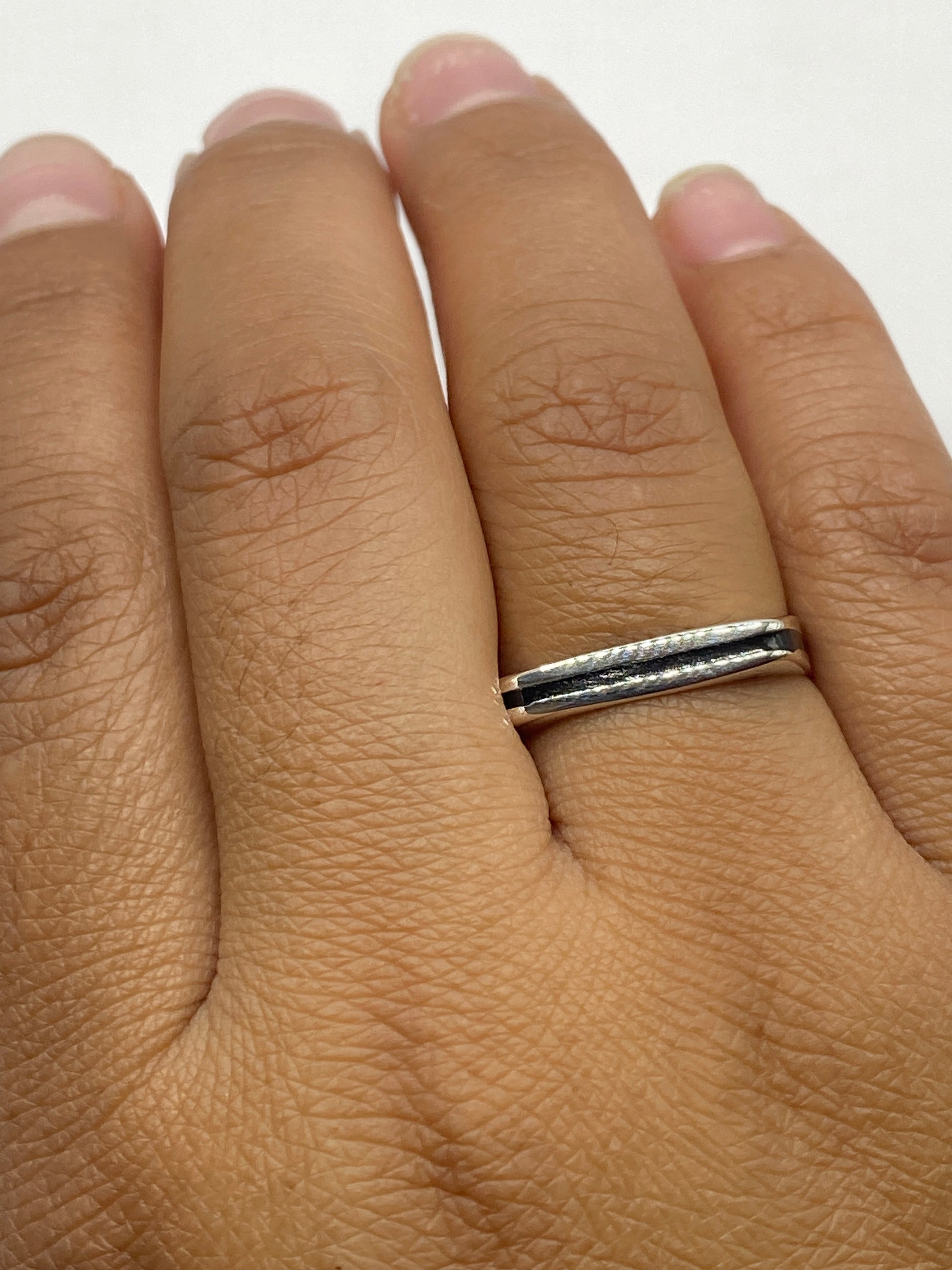 Anillo en dedo mostrando el peso y presencia real de la joya