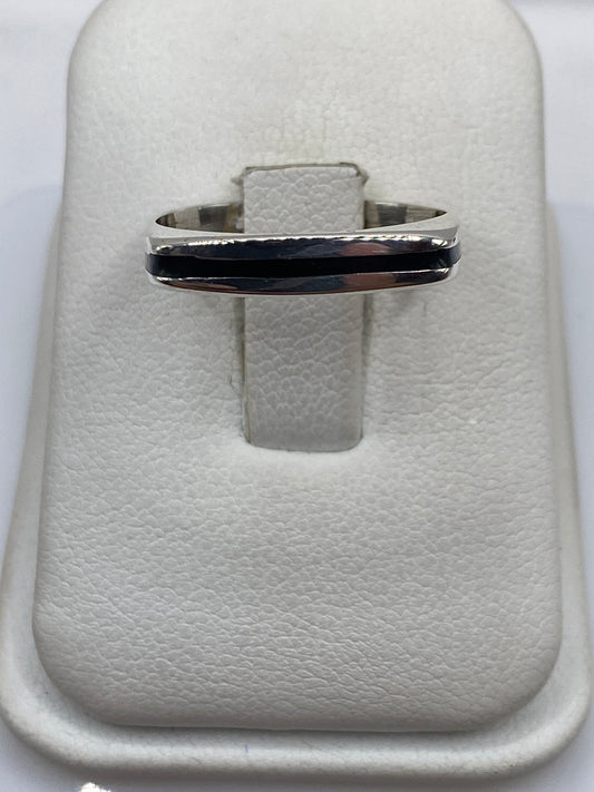 Anillo de plata .925 con ónix negro en estuche blanco, vista frontal