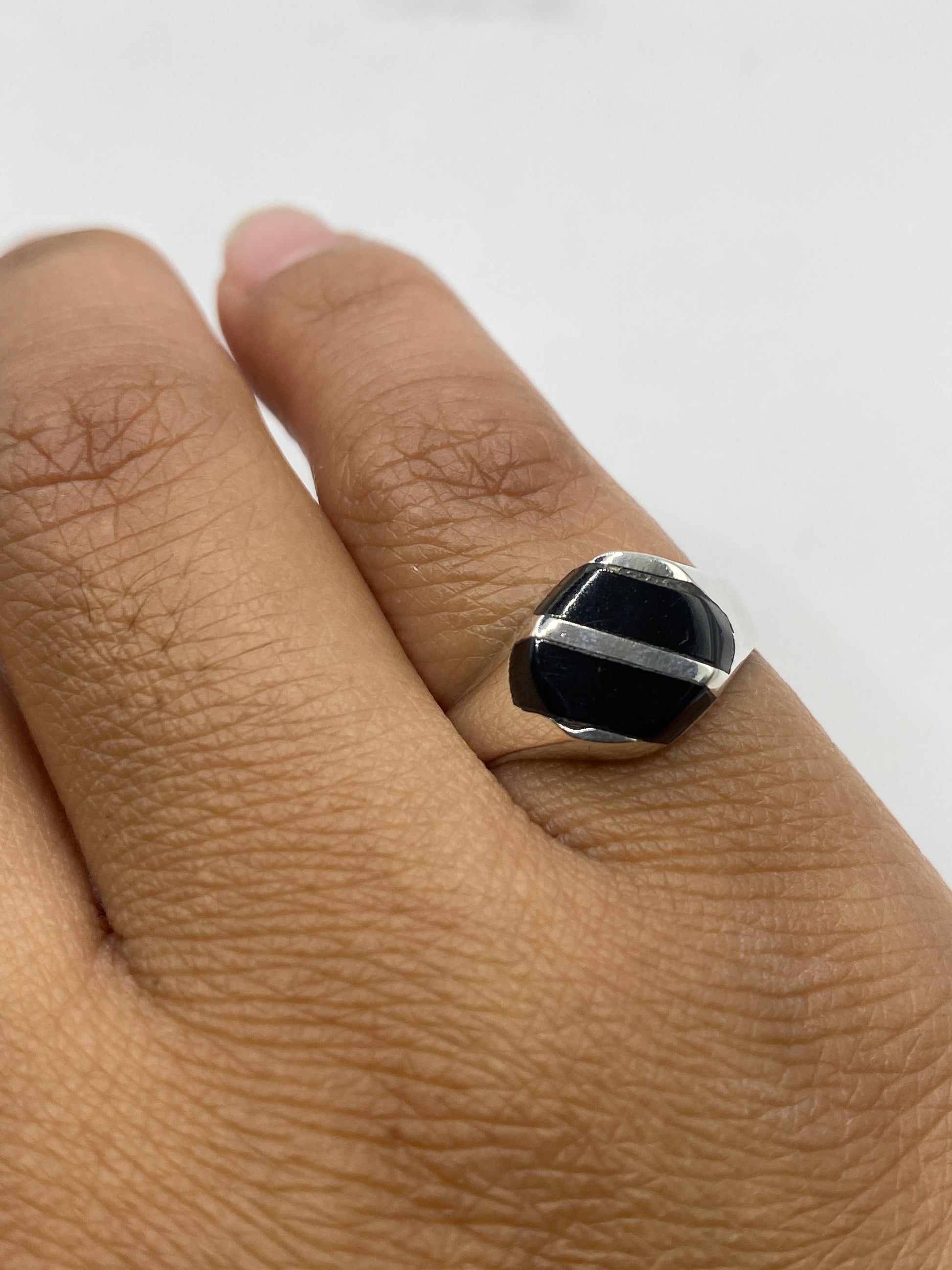 Anillo solitario con sello .925 en la banda interior, vista de perfil