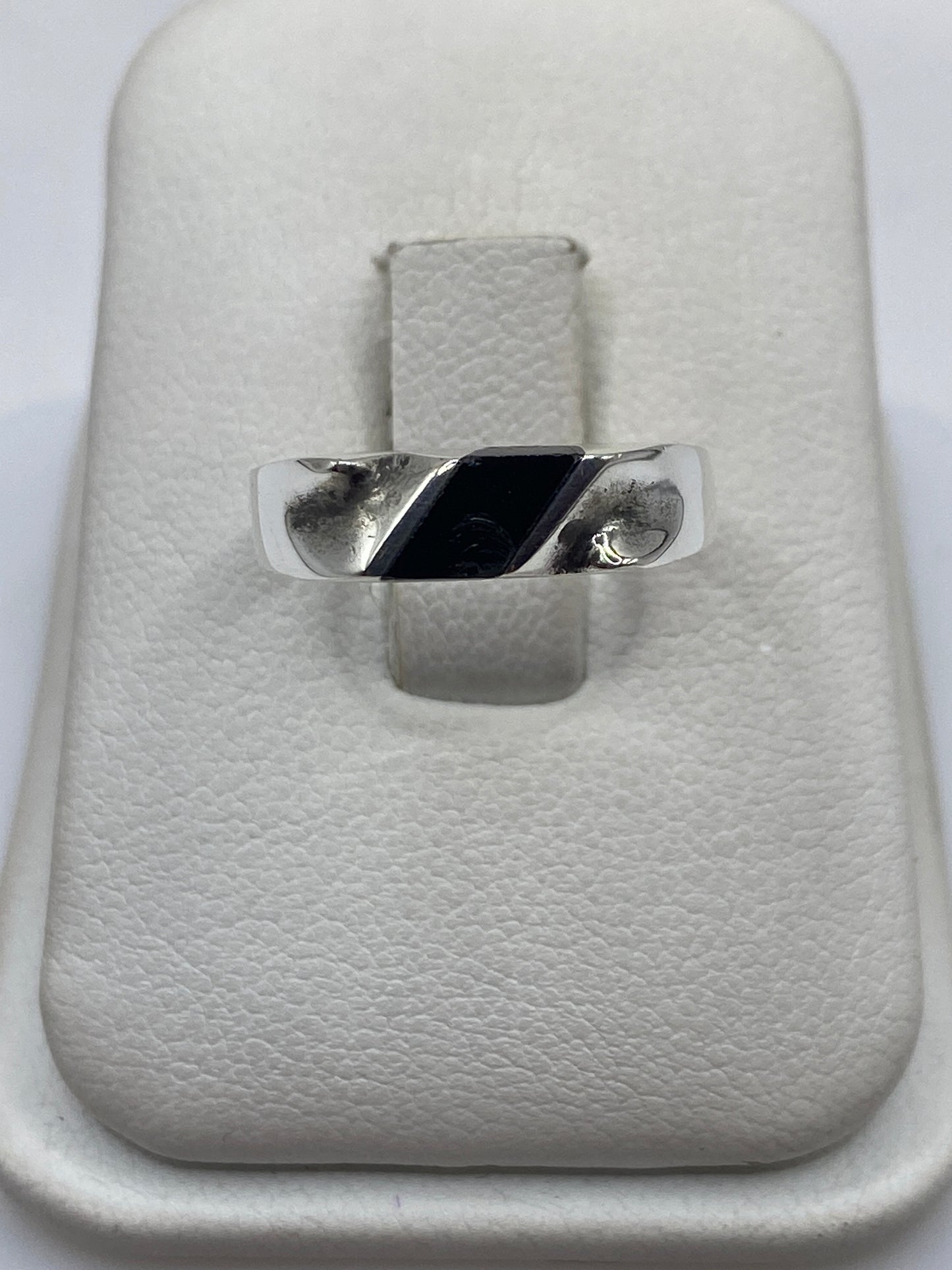 Anillo de plata solitario con ónix negro en display de terciopelo blanco