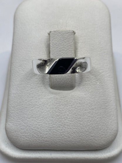Anillo de plata solitario con ónix negro en display de terciopelo blanco